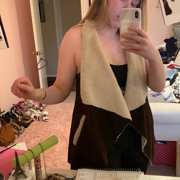 Small Brown pleather and plush vest with pockets - Picture 3 of 4